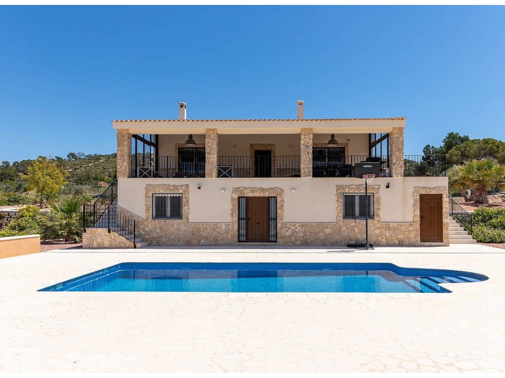 5 Bedroom 3 Bathroom Villa in Novelda