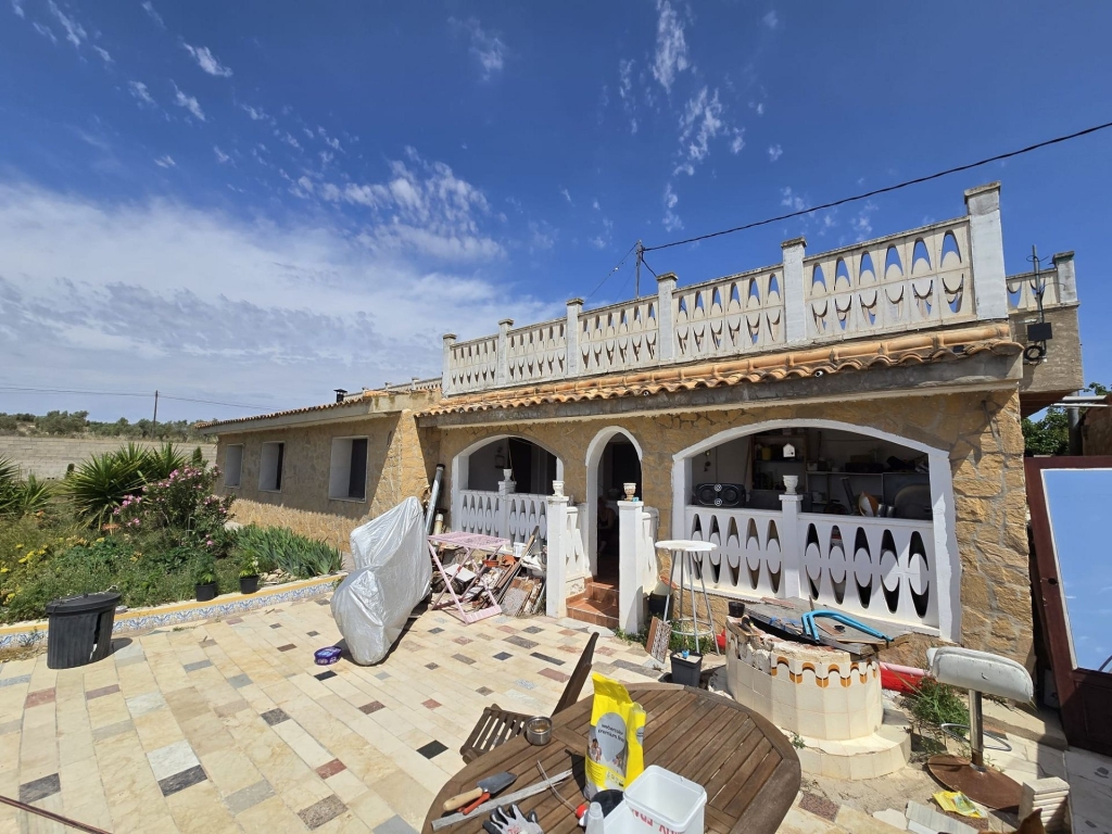 6 Bedroom 3 Bathroom Detached Villa in Sax