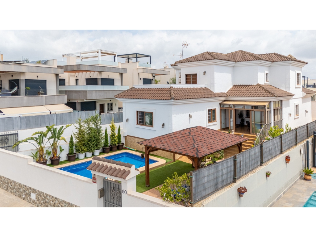 4 Bedroom 3 Bathroom Detached Villa in Los Montesinos