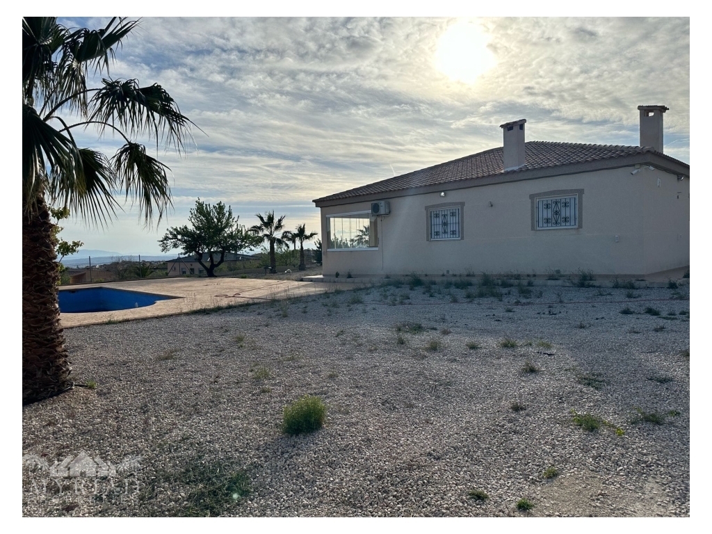 Spacious 3-Bed, 2-Bath Home with Pool and Garage – Built 1998