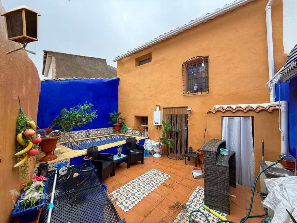 6 Bedroom 2 Bathroom Town House in Chirivel