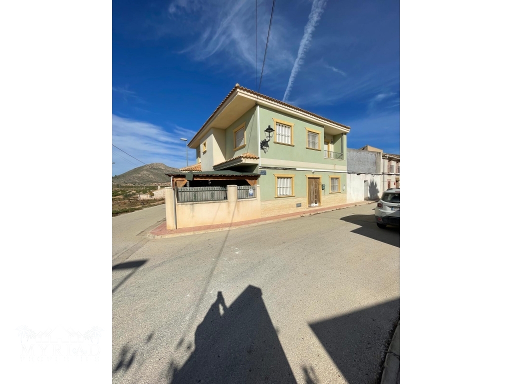 Luxury 5 Bedroom, 3.5 Bathroom Villa with Pool, Gym & Exceptional Garages 