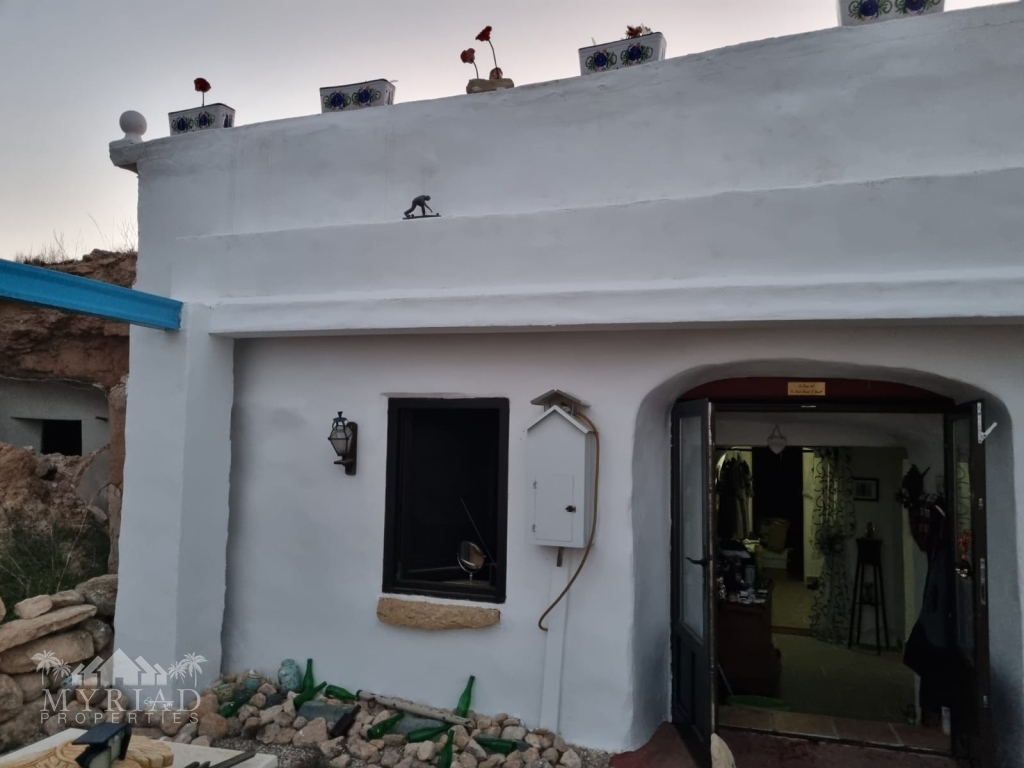 b79c9eb7-4aa2-4bad-923e-3edf77b50921-1