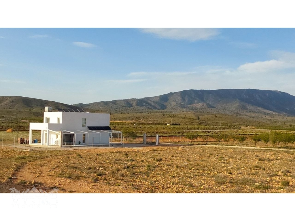 Brand new Villa with Panoramic Views on 10,800m² – Near Pinoso