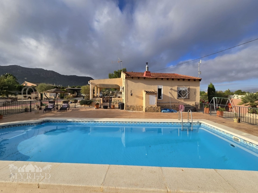 5 Bedroom 3 Bathroom Detached Villa in Sax