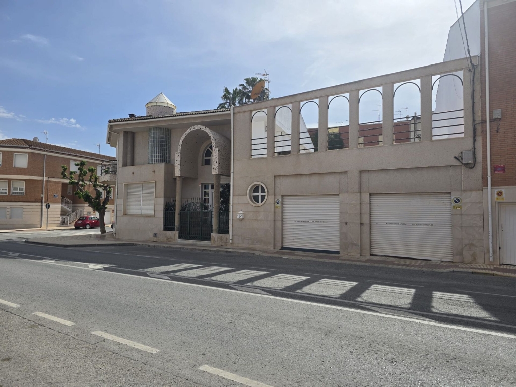 6 Bedroom 5 Bathroom Detached Villa in Sax