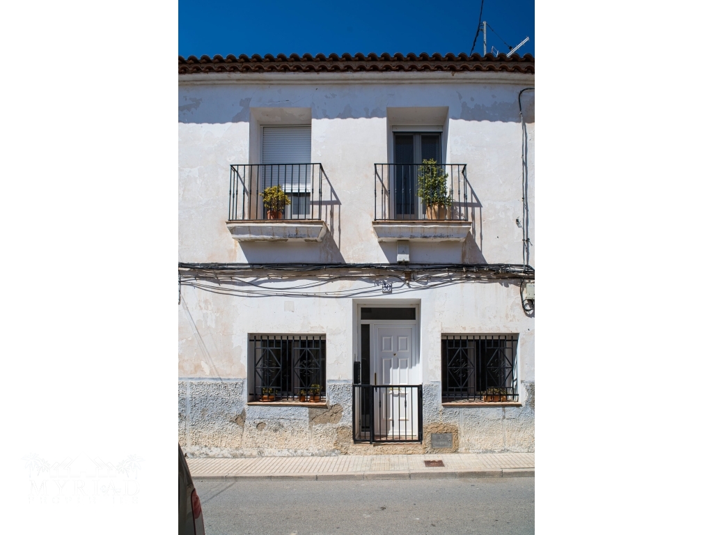 4 Bedroom 2 Bathroom Town House in Pinoso