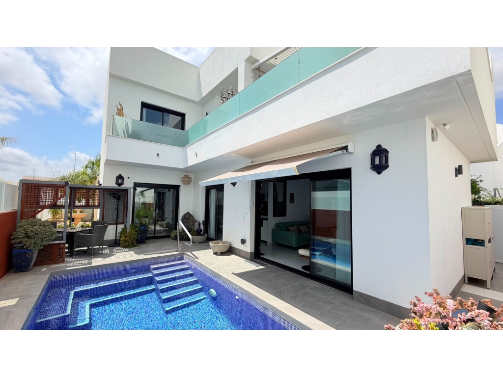 3 Bedroom 3 Bathroom 4. House - Detached Villa in Los Montesinos