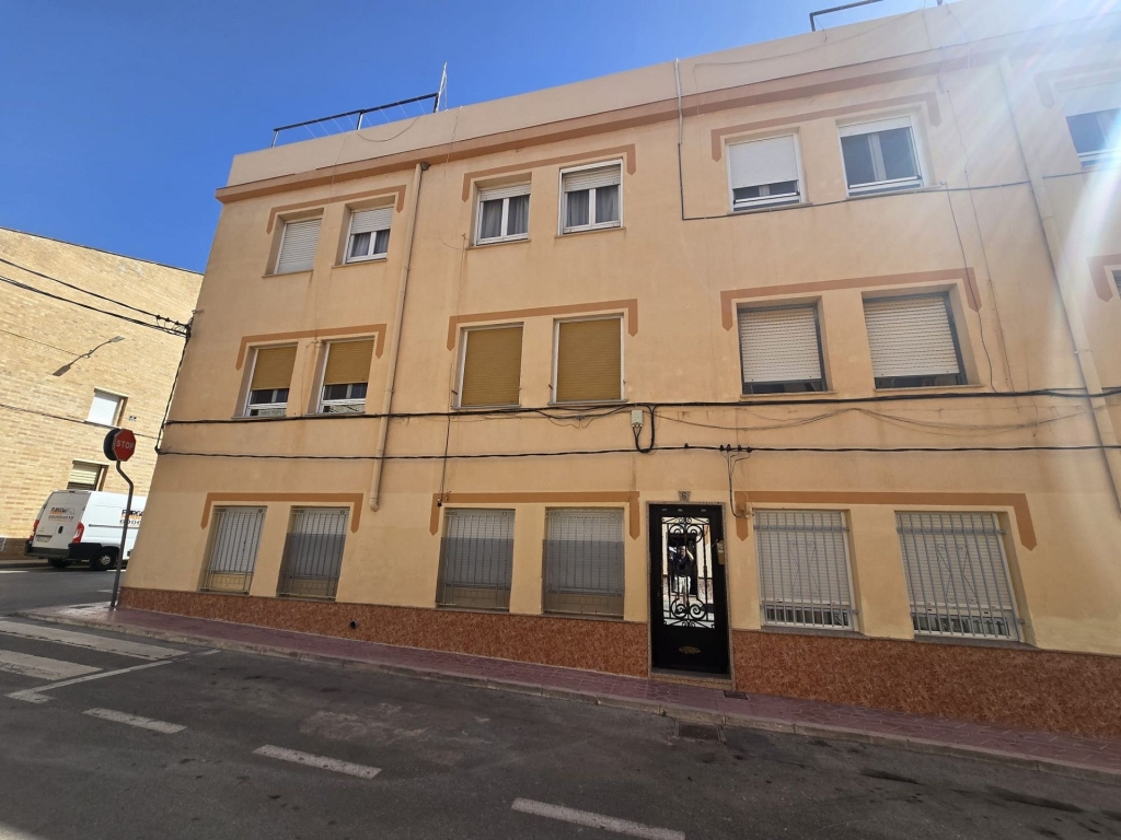 3 Bedroom 1 Bathroom Apartment in Sax