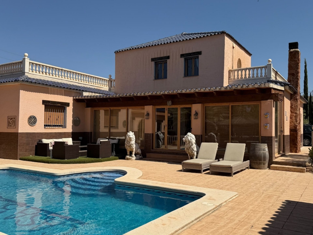 6 Bedroom 5 Bathroom Detached Villa in Salinas