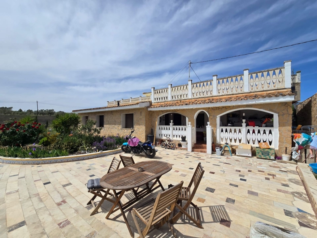 6 Bedroom 3 Bathroom Detached Villa in Sax
