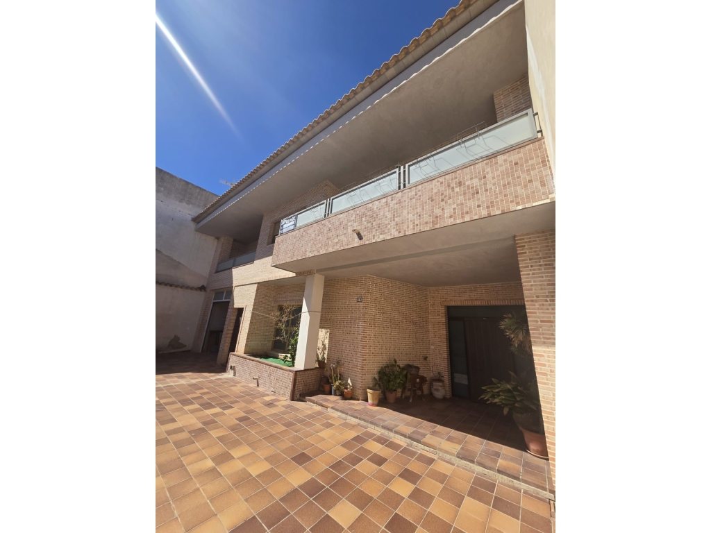 Exceptional 5-Bedroom Home with Huge Garage, Lift & Roof Terrace in Central Pinoso